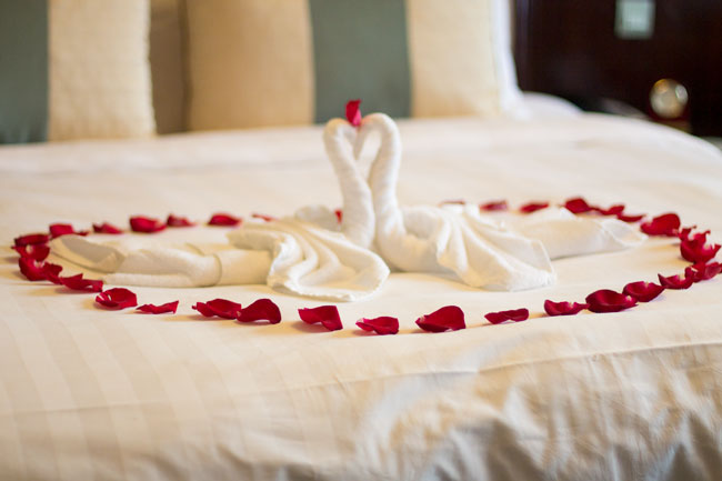 Shangrila honeymoon bed_650px